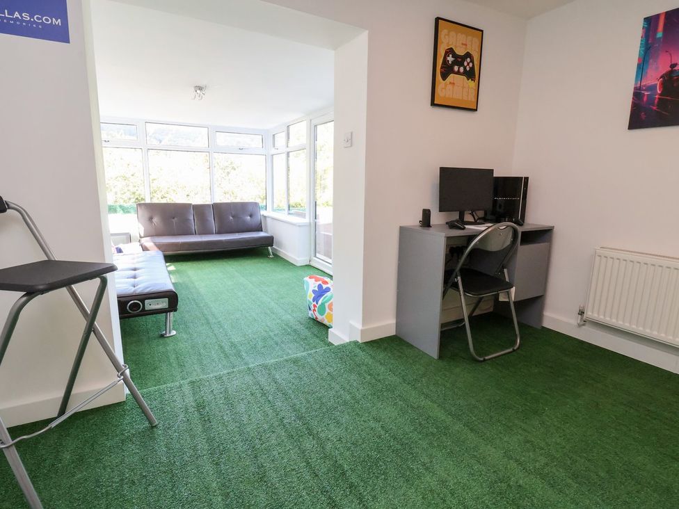 A snug with a desk and computer in Castellolwg