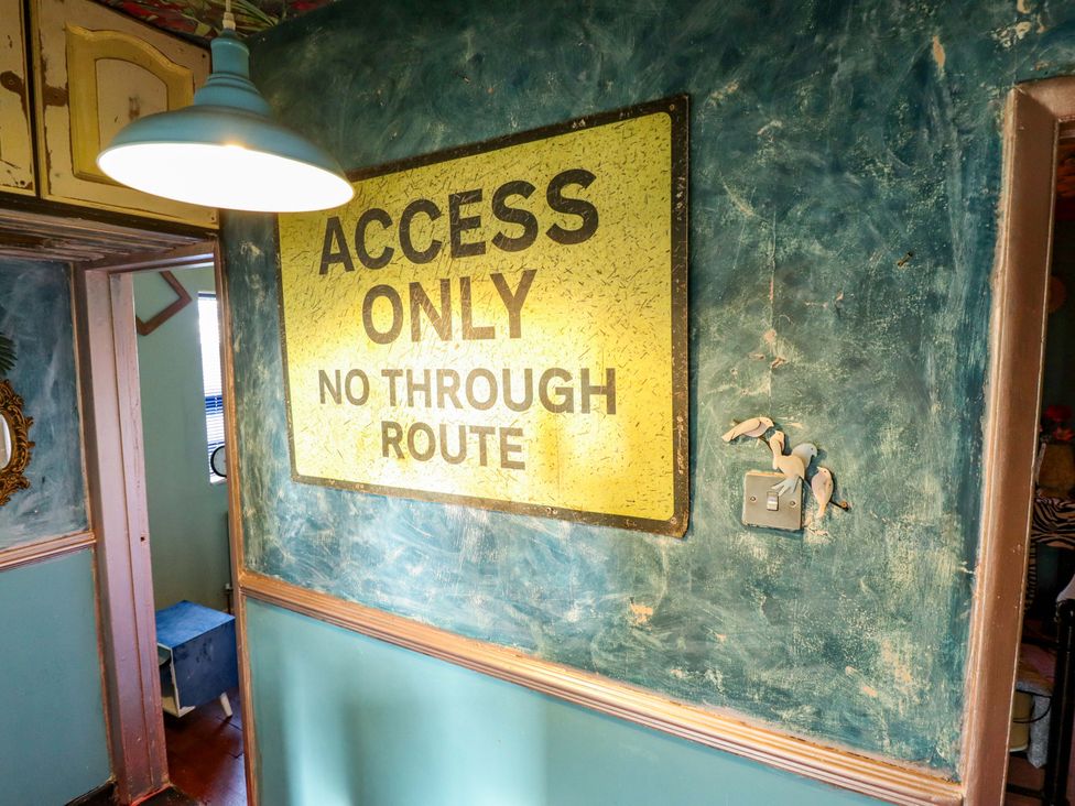 A wall with a sign indicating no through route at Dormy Cottage in Skegness