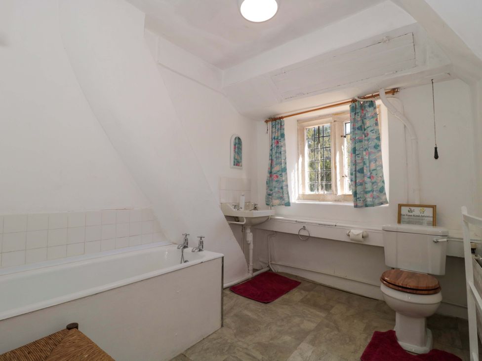 A bathroom with a bathtub, sink, and toilet at The West Wing 