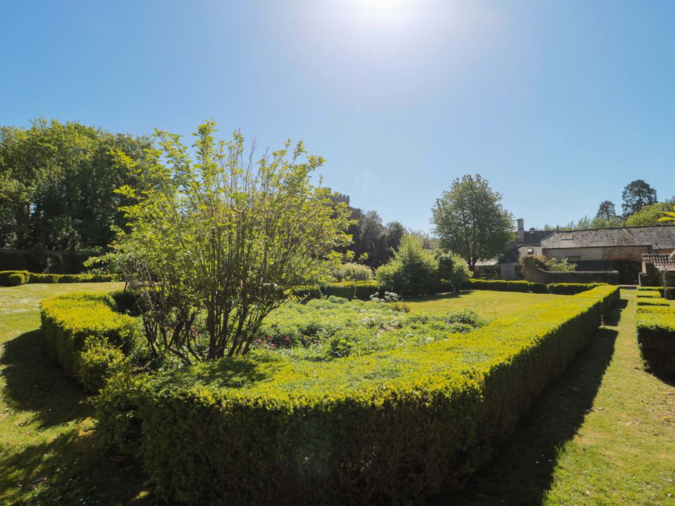 A garden with hedges and trees at The West Wing