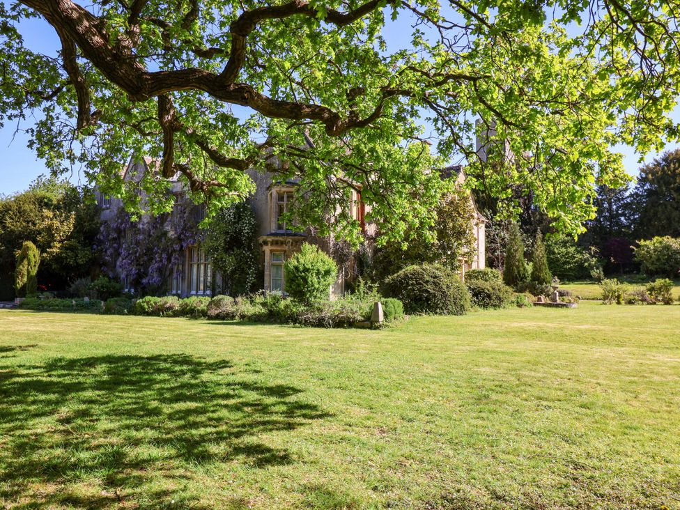 A garden with a house and tree at The West Wing