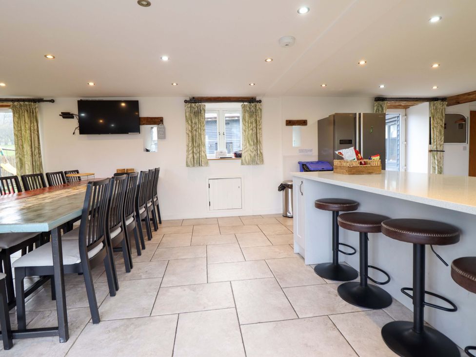 A kitchen with dining table and chairs at Bwthyn Y Bugail (Shepherd's Cottage) Pedairffordd near Llanrhaeadr-Ym-Mochnant