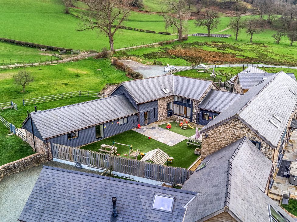 A view of multiple houses and outdoor space at Y Beudy (The Dairy) Pedairffordd near Llanrhaeadr-Ym-Mochnant
