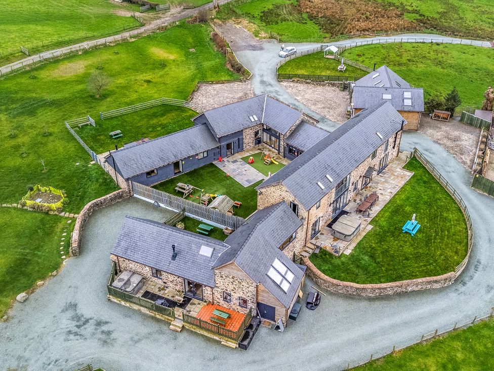 An outdoor area with buildings and a courtyard at Y Granar (The Granary) Llanrhaeadr-Ym-Mochnant