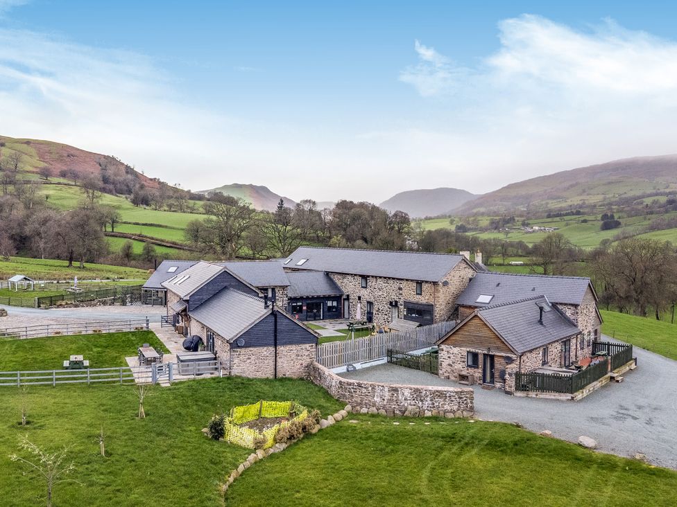 An outdoor view of a house and garden at Y Stabl (The Stable) Llanrhaeadr-Ym-Mochnant
