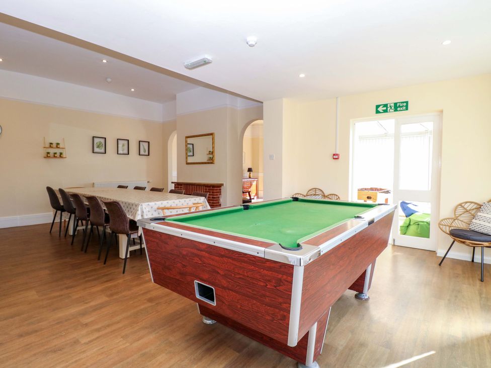 A recreation room with a pool table and dining area at Sunnymeade in Buxton, Norfolk