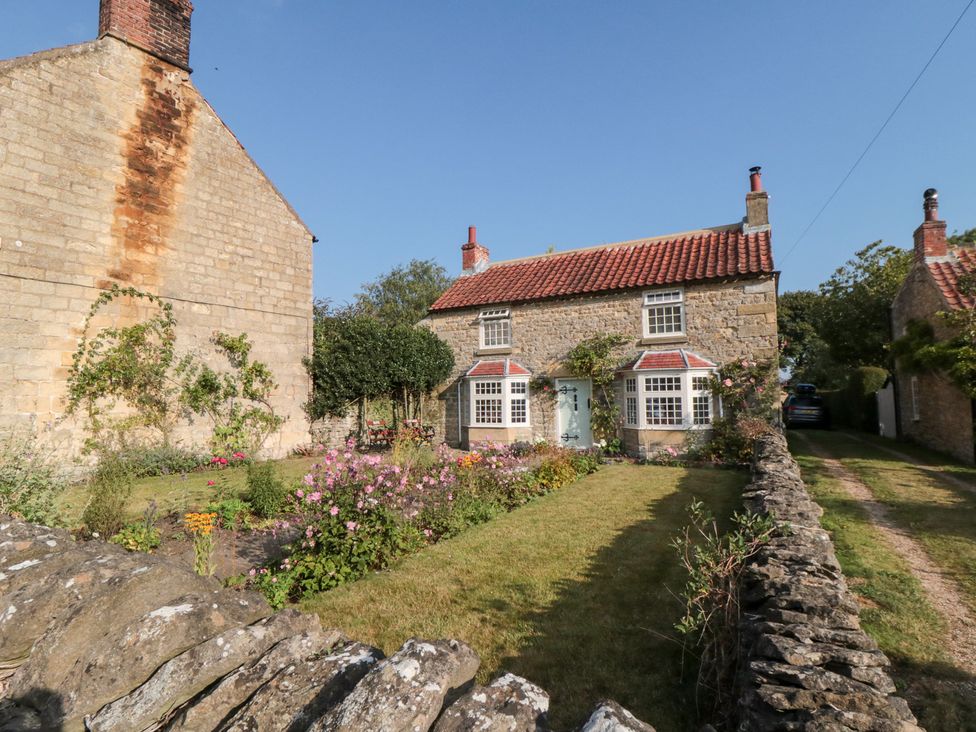A house with a garden at Bute Cottage in Lockton near Pickering