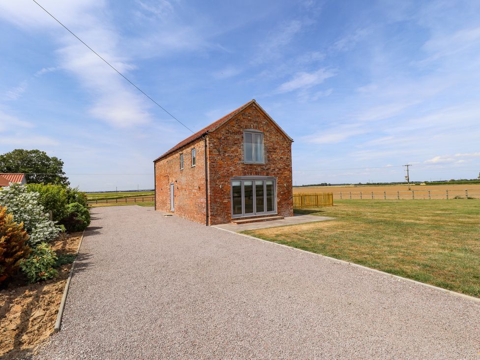 A house with a gravel drive and garden at Acacia Barn in Wrangle near Friskney