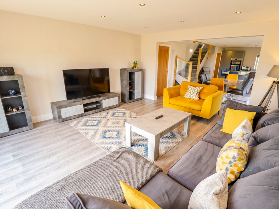 A living room with a sofa and armchair at Acacia Barn in Wrangle near Friskney
