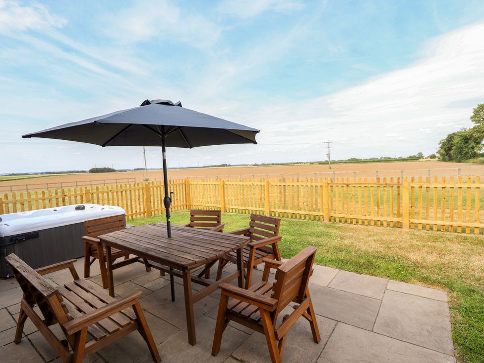 An outdoor dining area with table and chairs at Acacia Barn in Wrangle near Friskney
