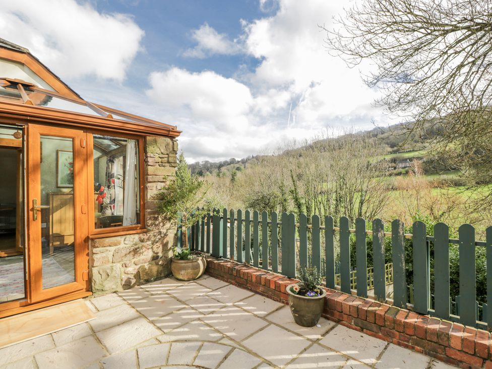 A conservatory with views of greenery at Calcott Annexe in Whitchurch, Herefordshire