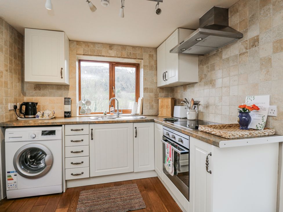 A kitchen with appliances and cabinets at Calcott Annexe in Whitchurch, Herefordshire