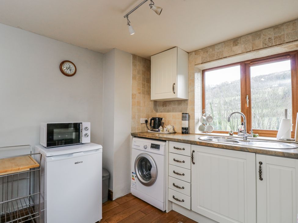 A kitchen with appliances at Calcott Annexe in Whitchurch, Herefordshire