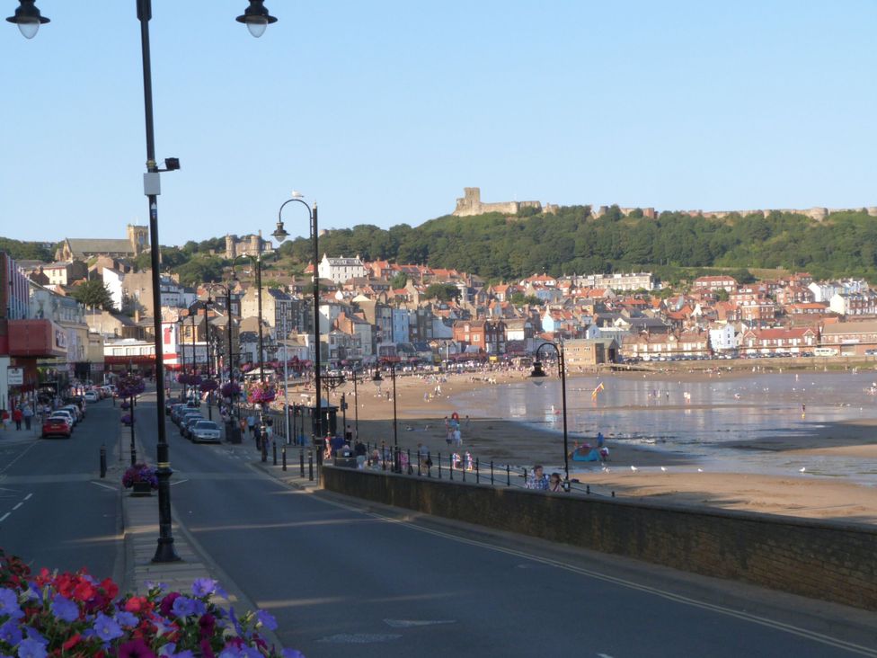 A beach with houses and a street at Jonstone Pines in Cayton Bay near Scarborough