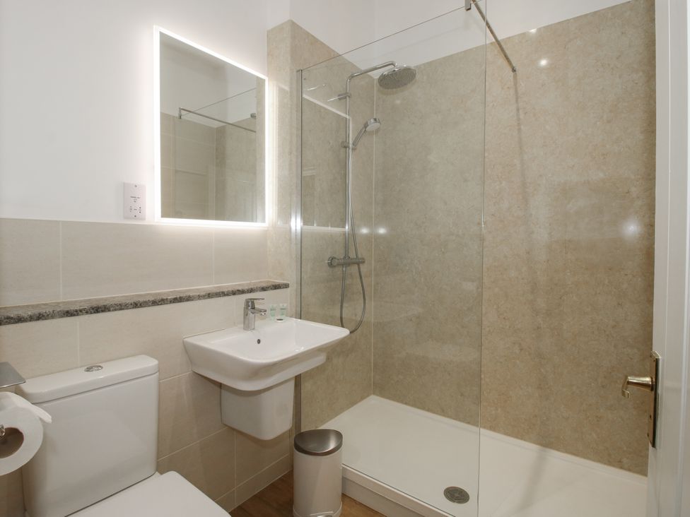 A bathroom with a shower, sink, and toilet at The Park in Ludlow