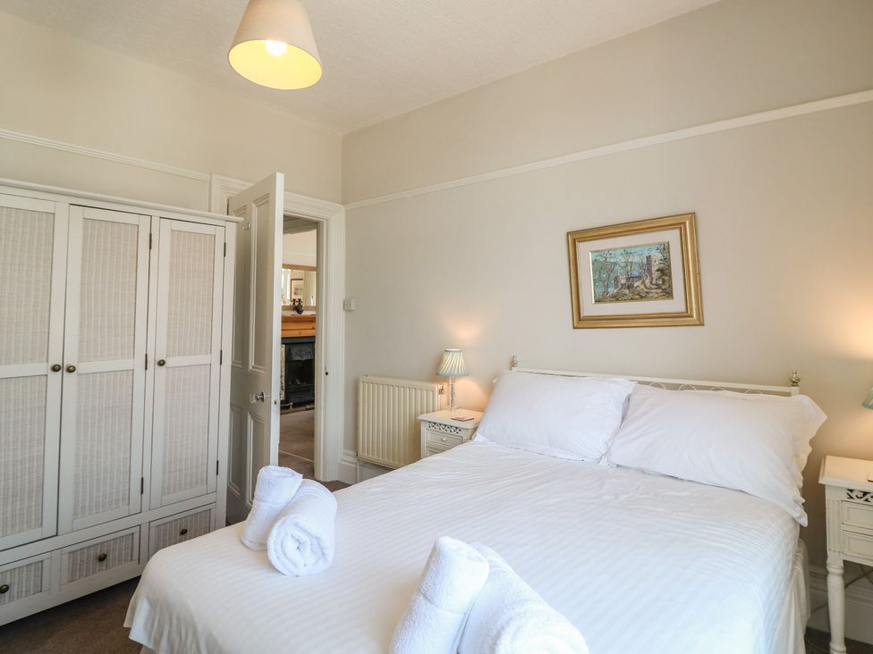 A bedroom with a bed and wardrobe at 2 York House in Dartmouth