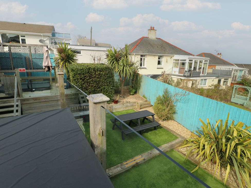 A garden with tables and plants at Daisy Cottage in Benllech