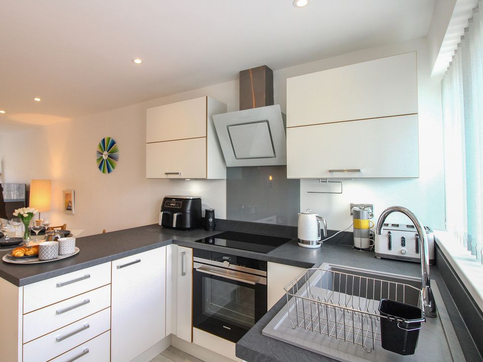 A kitchen with appliances and counter space at Little Starboard in Kingsbridge