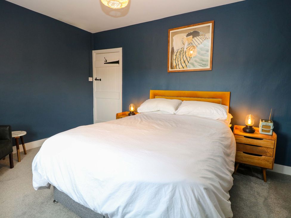 A bedroom with a bed and bedside tables at The Mallows in Walsingham