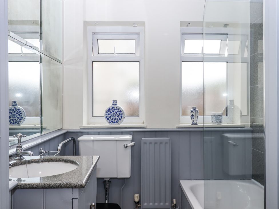 A bathroom with a sink, toilet, and bathtub at Lion House in Moretonhampstead