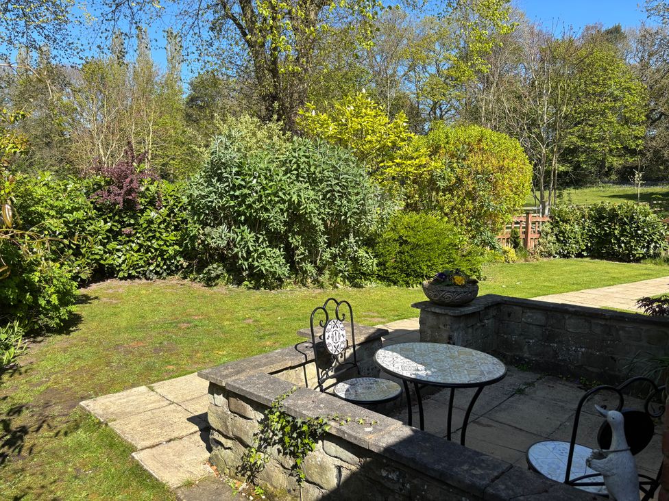 A garden with a table and chairs at Claire Cottage in Gateforth near Hambleton, North Yorkshire