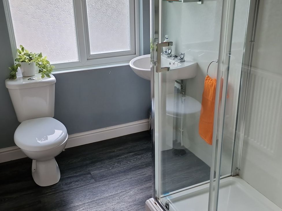 A bathroom with a toilet, sink, and shower at Annest in Bethesda