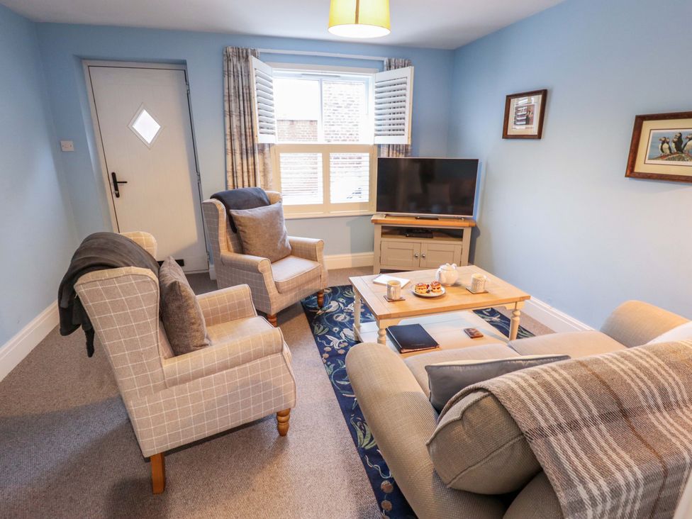 A living room with a sofa and armchairs at Armstrong Cottage in Beverley