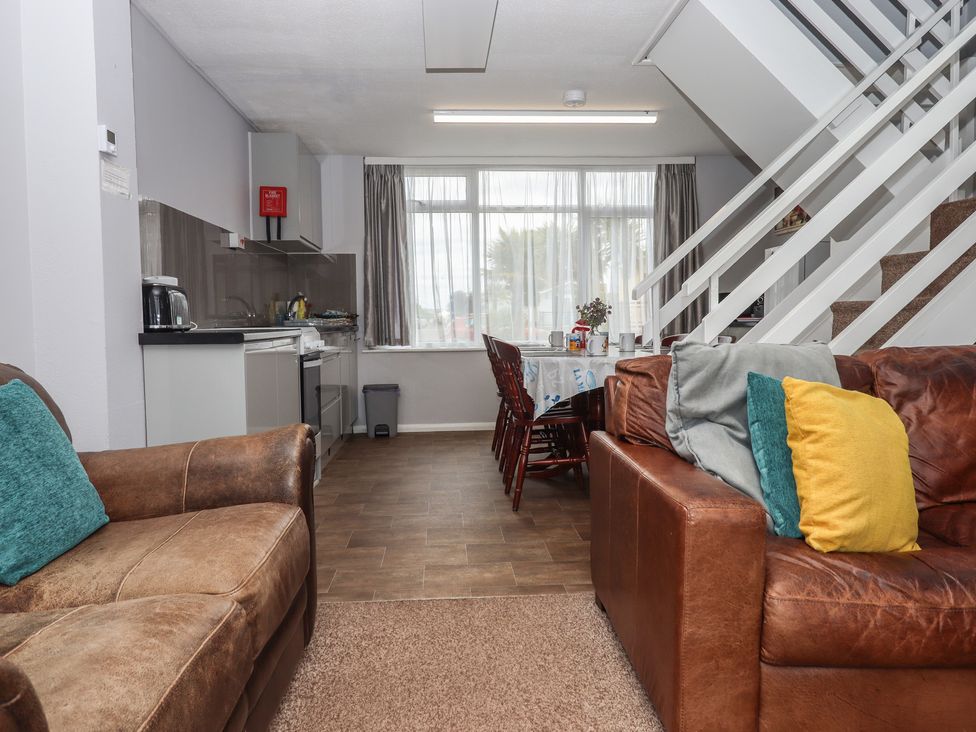 A living room with kitchen and dining area at Dolphin Chalet in Dawlish Warren
