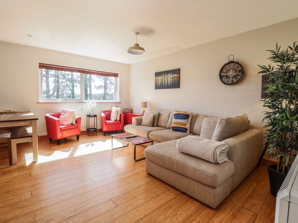 A living room with a sofa and armchairs at Redwood in Harlech