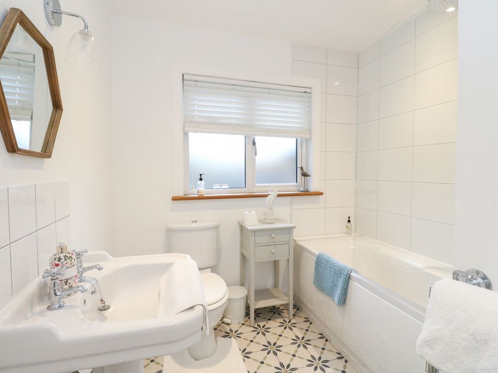 A bathroom with a bathtub, toilet, and sink at Beechwood Cottage in Blair Atholl