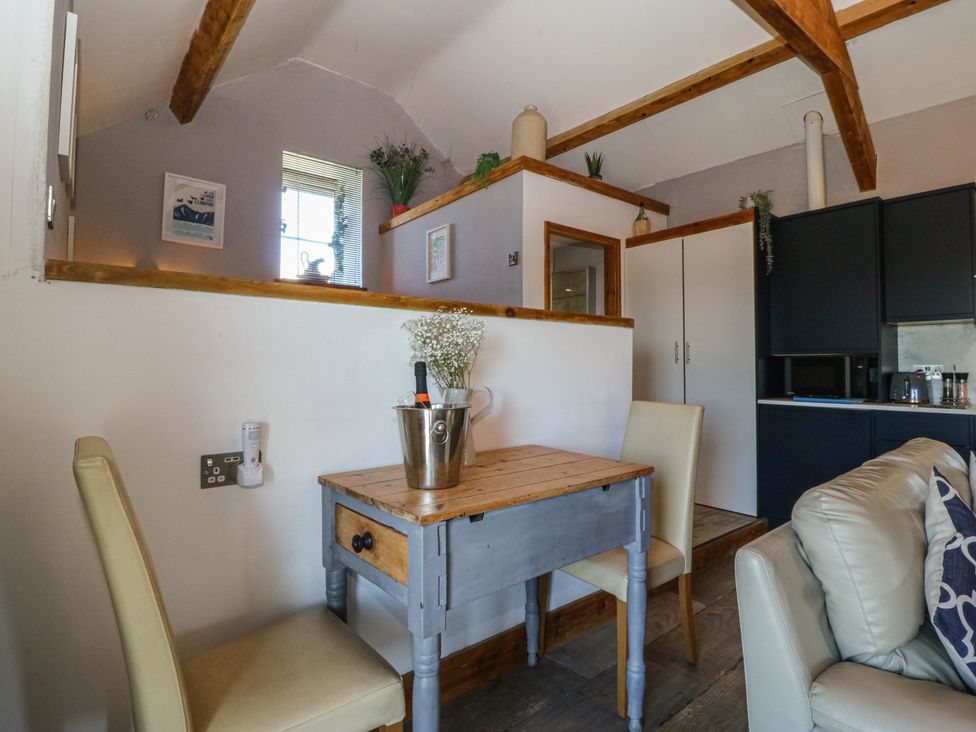 A kitchen with a table and chairs at Ty Coch in Llanaelhaearn near Trefor, Caernarfon