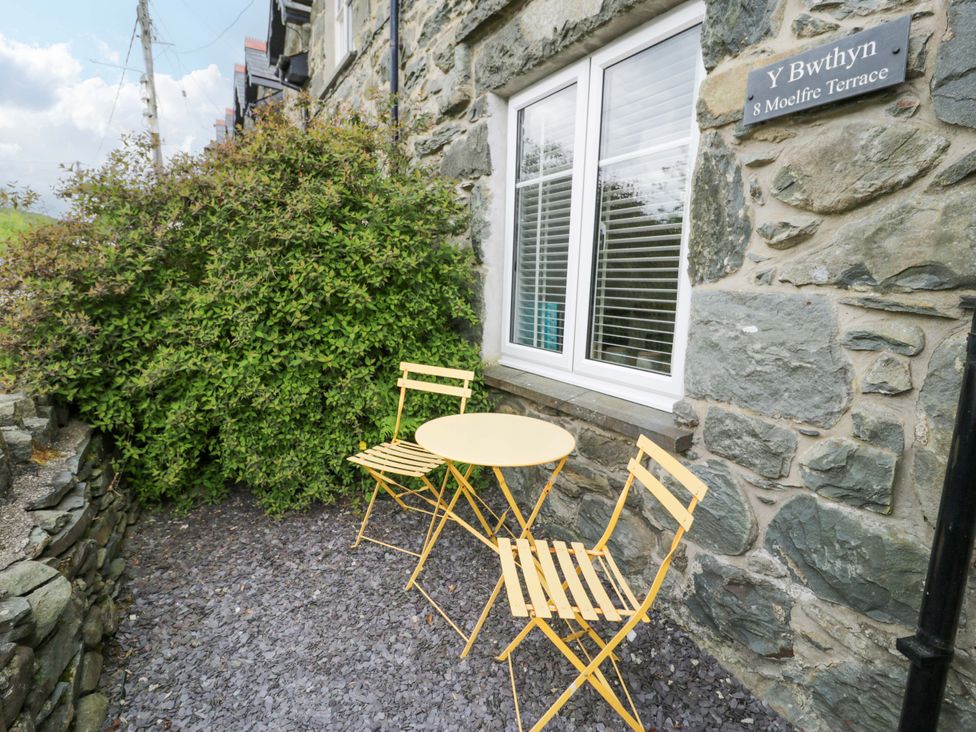 A table and chairs outside at Y Bwthyn in Llanbedr