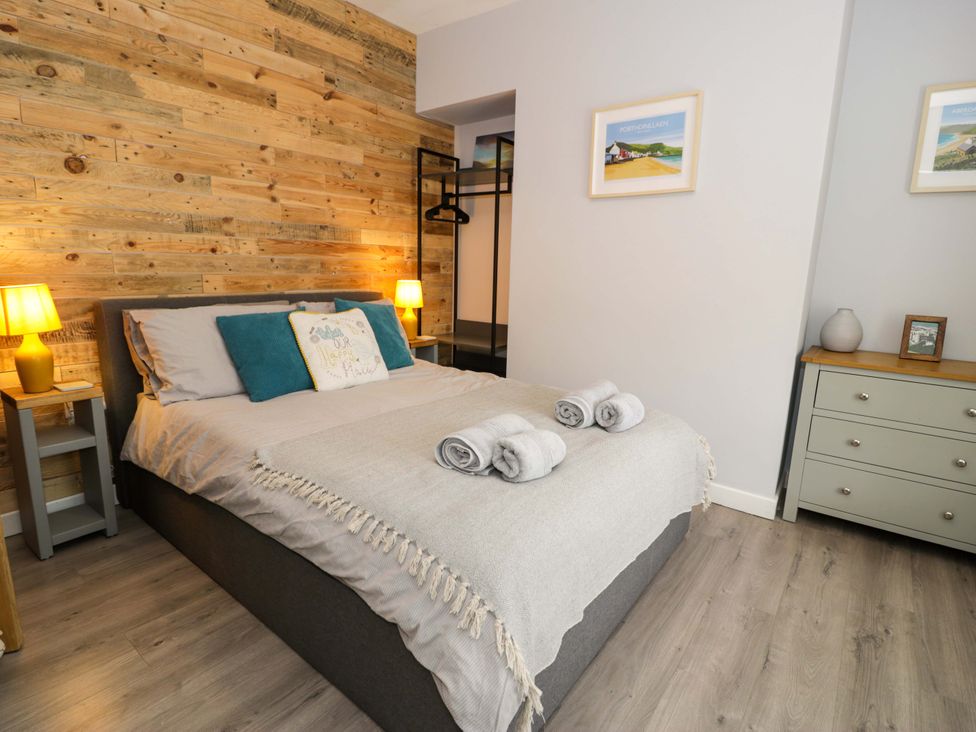 A bedroom with a bed and bedside lamps at Y Bwthyn in Llanbedr