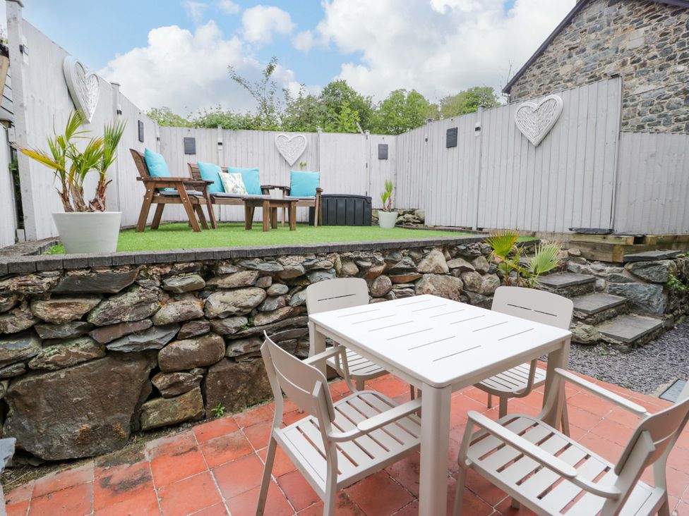 A garden with seating and a table at Y Bwthyn in Llanbedr