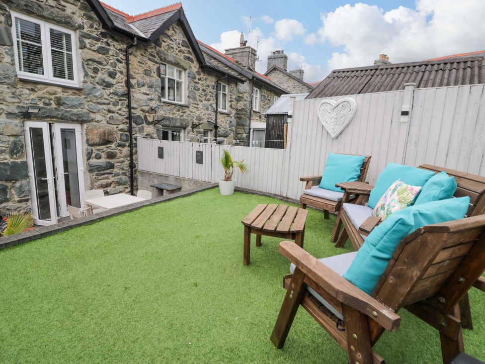 A garden area with seating and table at Y Bwthyn in Llanbedr