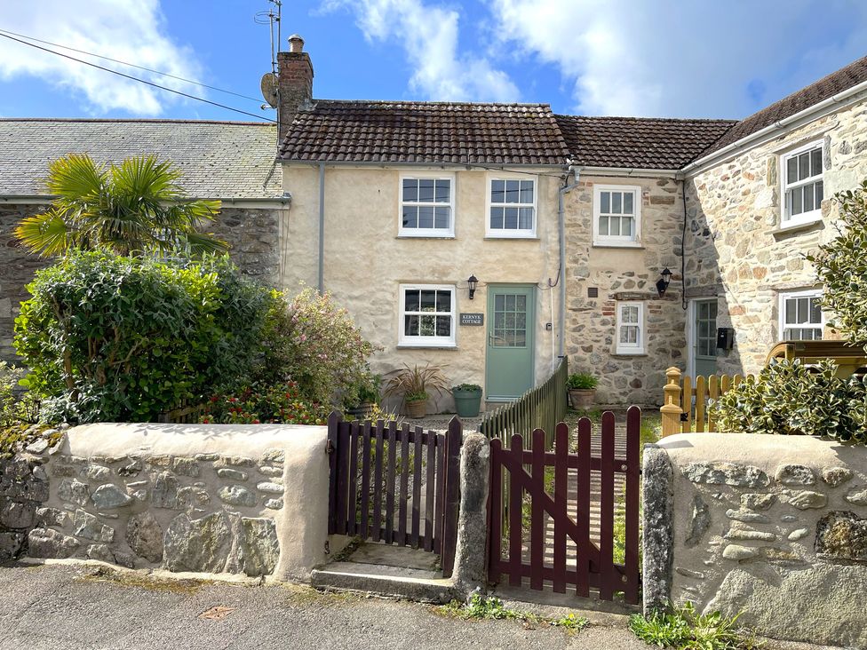 A house with a gate and plants at Kernyk in Perranuthnoe