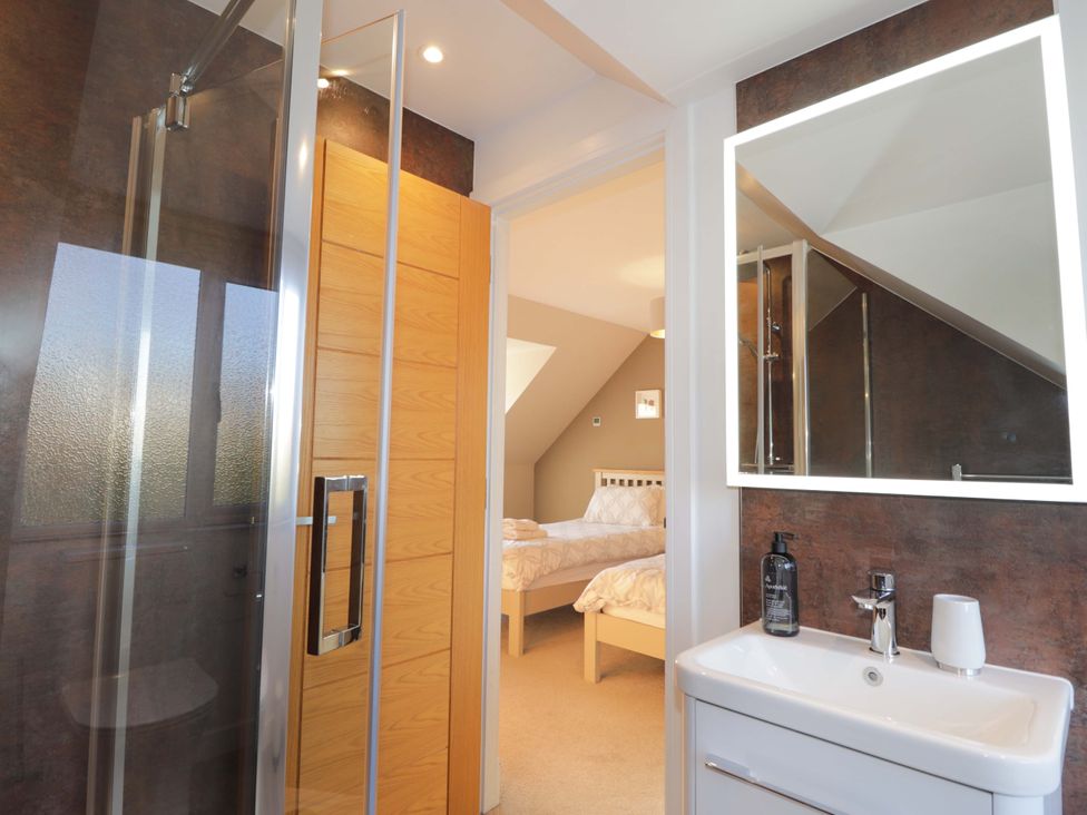 A bathroom featuring a shower and sink at 3 Croftside in Aviemore