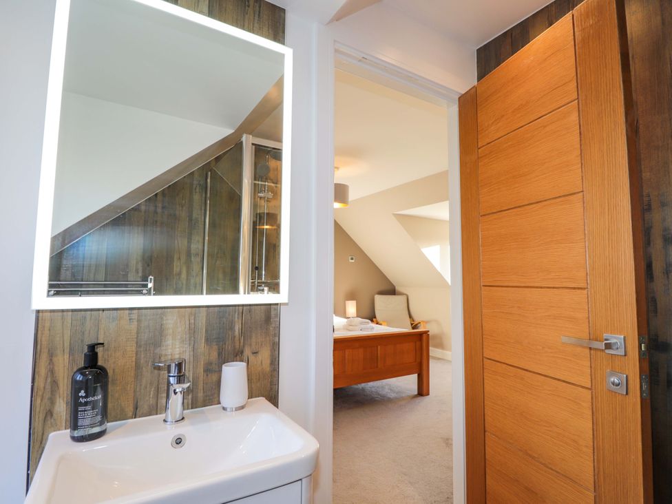 A bathroom with a washbasin and mirror at 3 Croftside in Aviemore