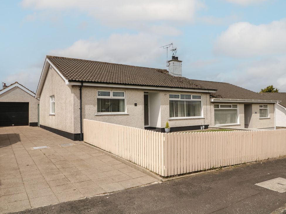 A bungalow with a front yard and fence at Hazel Cottage in Portrush