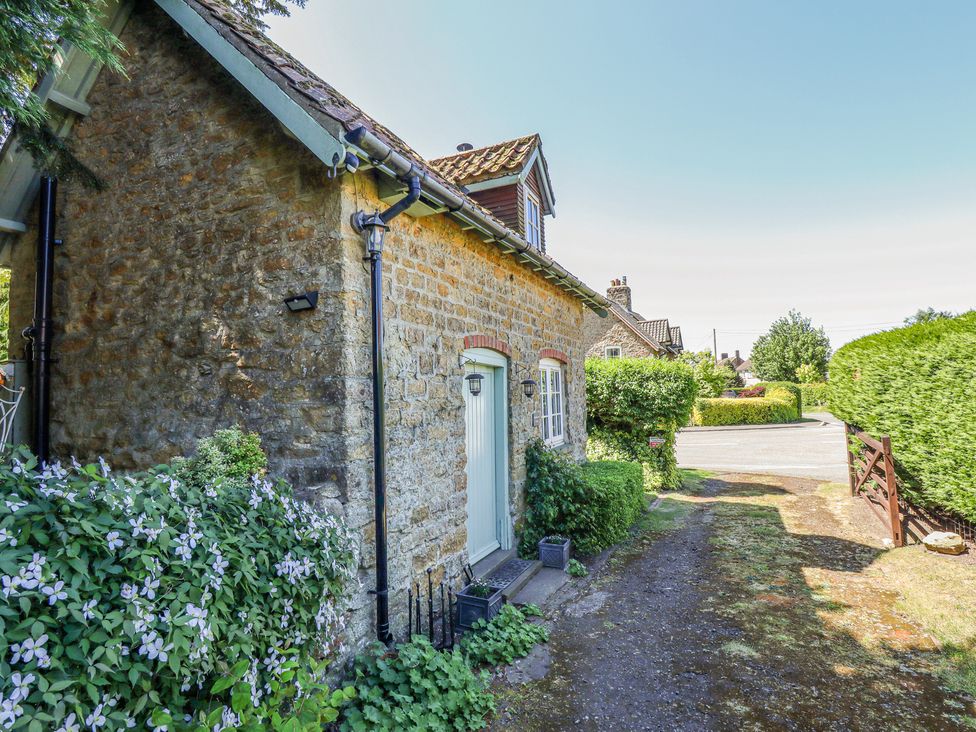 Old Blacksmiths Cottage - Lincolnshire - 1055768 - thumbnail photo 2