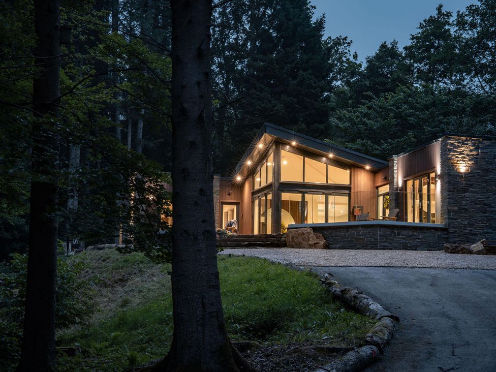 A house with large windows in a forested area at Heilan Roo in Killiecrankie near Pitlochry and Blair Atholl