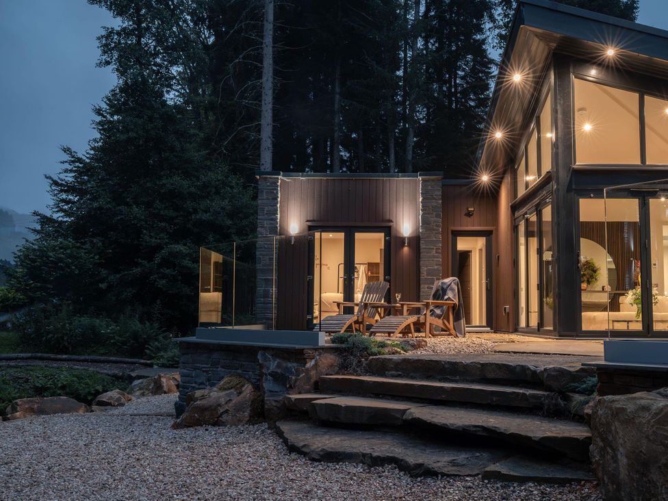 An outdoor area with a table and chairs at Heilan Roo in Killiecrankie near Pitlochry and Blair Atholl