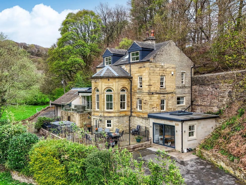 A house with garden in front at Belvedere Farm in Hipperholme