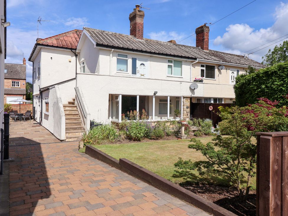 A house with a garden and steps at 3 Springhaven in Hampsthwaite