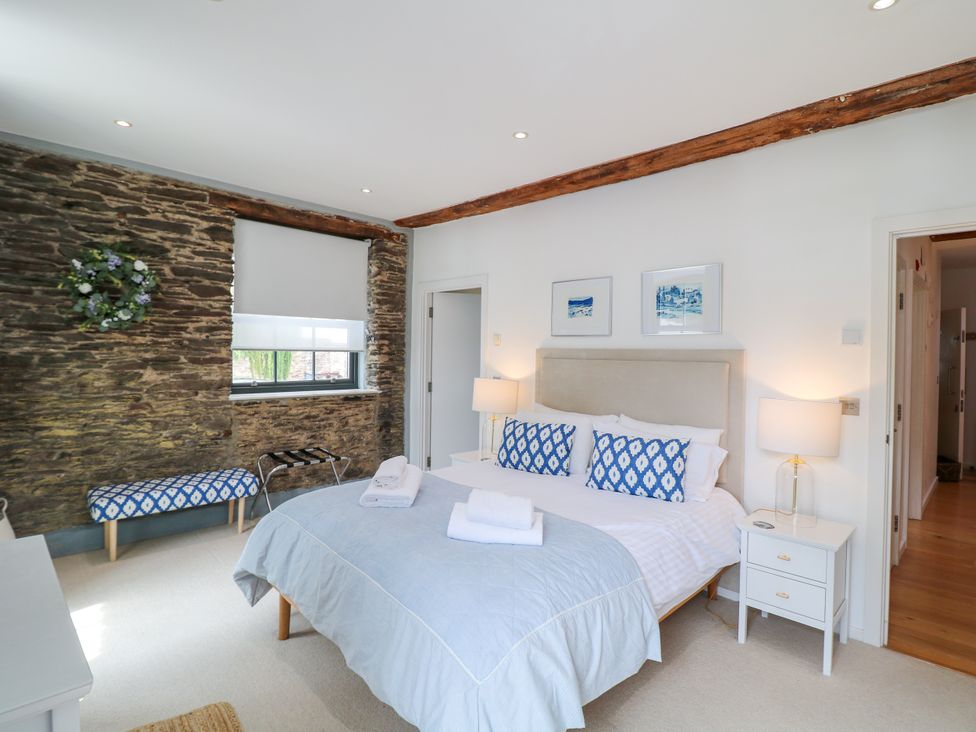 A bedroom with a bed and bedside tables at 9 The Pottery in Dartmouth