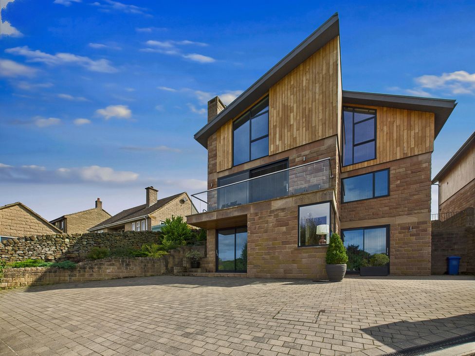 A house with balcony and garage at Oakwood House Tansley near Matlock