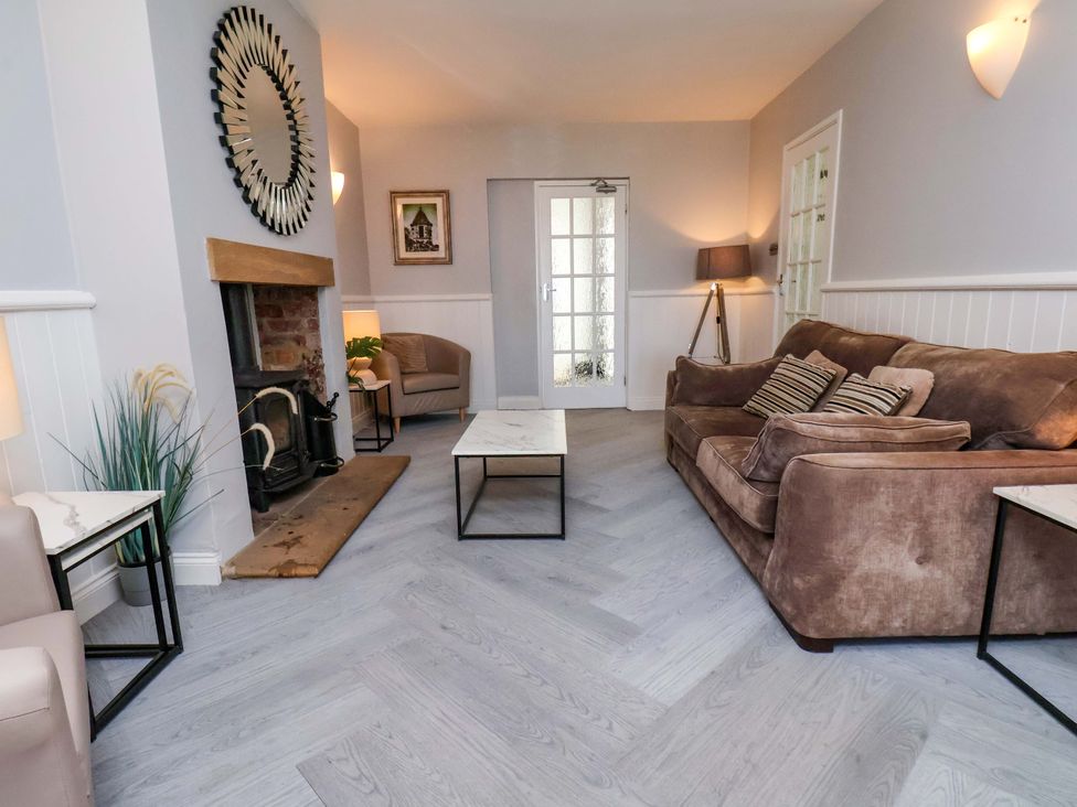 A living room with a sofa and a coffee table at Voebroch in Lythe