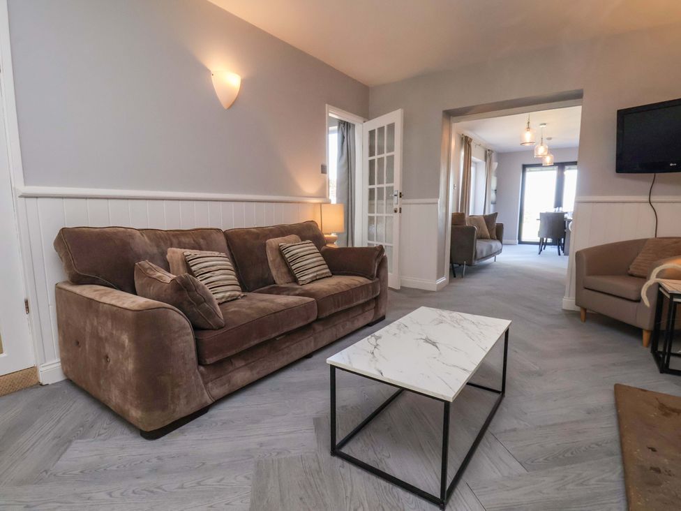 A living room with a sofa and coffee table at Voebroch in Lythe