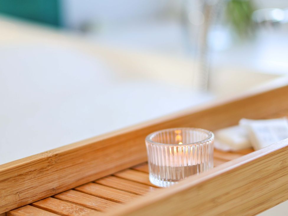 A tray with a candle and soap in a bathroom at Voebroch in Lythe