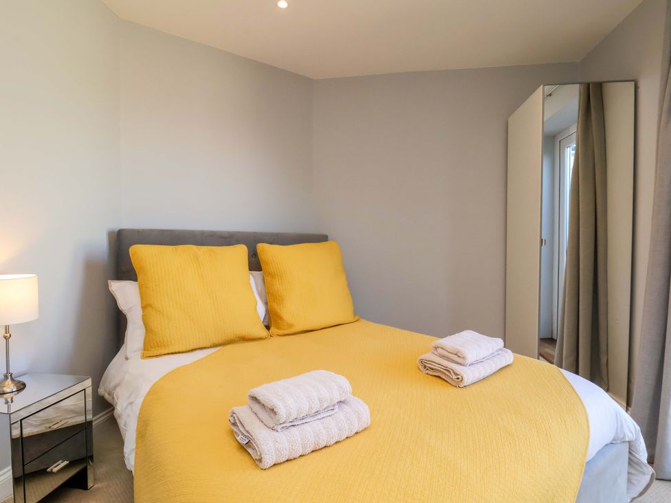 A bedroom with a bed and towels arranged at Voebroch in Lythe